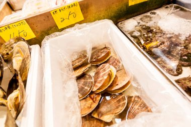 Tokyo, Japonya - 15 Ocak 2010 Balık Pazarı 'nda sabahın erken saatleri. İçinde taze deniz ürünleri olan kutu..