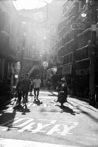 Seul Coréia Sul Junho 2017 Pessoas Andando Por Uma Pequena — Fotografia de Stock