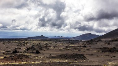 Volkan Tolbachik yakınlarında, bulutlu bir havada terk edilmiş, cansız volkanik bir arazi. Kamçatka Yarımadası, Rusya