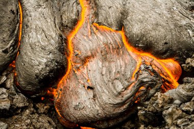 Sıcak lav akışını kapat. Lav, aktif volkan Tolbachik yakınlarında, Kamçatka, Rusya