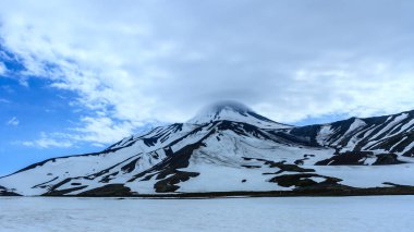 Avacha Volkanı. Volkanın üzerinde mercek şeklinde bulutlar var. Kamçatka Yarımadası, Rusya
