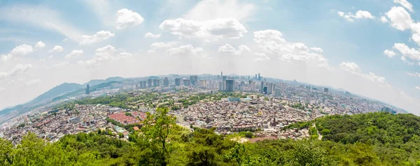 Güneşli bir günde, Ansan Dağı 'ndan Seul' ün balık bakışı manzarası, Güney Kore.