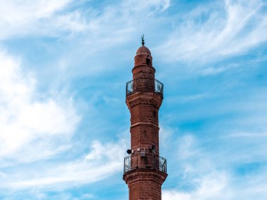 Bahr Camii Kulesi ya da mavi gökyüzü arka planında Deniz Camii. İsrail 'in eski Jaffa kenti.