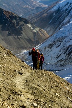 Annapurna, Nepal - 13 Kasım 2015: Tilicho Gölü 'ne giden turistler (4919 m), Annapurna Trek, Himalayalar, Nepal.