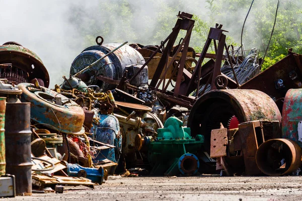 Sampah Ilegal Tumpukan Besar Limbah Logam Konsep Pencemaran Lingkungan Hidup — Stok Foto