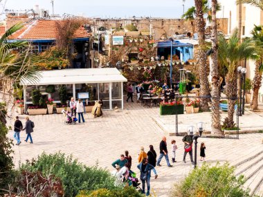 Jaffa, İsrail - 4 Şubat 2017: Antik şehir Jaffa, Tel Aviv, İsrail 'in merkezinde yürüyen insanlar