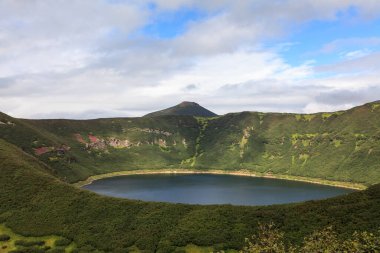 Dağların içindeki küçük yuvarlak göl. Kamçatka Yarımadası, Rusya