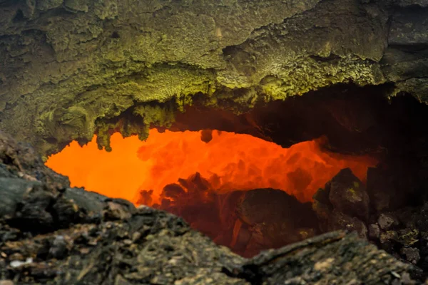 俄罗斯堪察加半岛火山喷发 熔岩层之下沸腾的岩浆流经熔岩管 — 图库照片