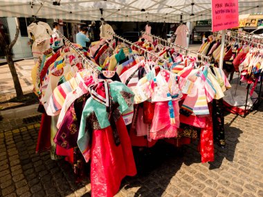 Seul, Güney Kore - 18 Haziran 2017: Geleneksel Kore giysileri - Seul 'deki Gwangjang Pazarı' nda Hanbok.