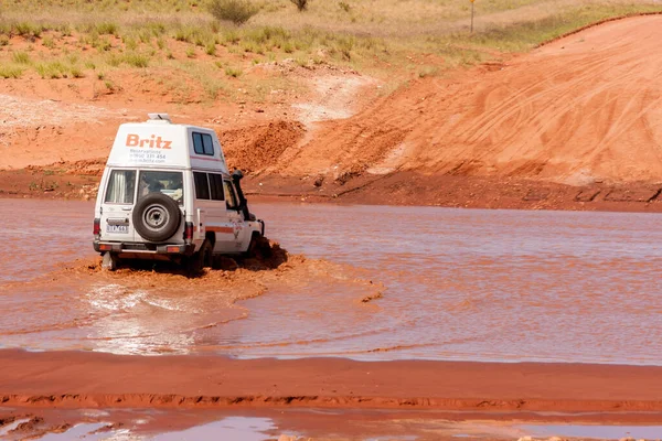 Alice Springs Αυστραλία Δεκεμβρίου 2008 Road Αυτοκίνητο Που Διασχίζει Ποτάμι — Φωτογραφία Αρχείου