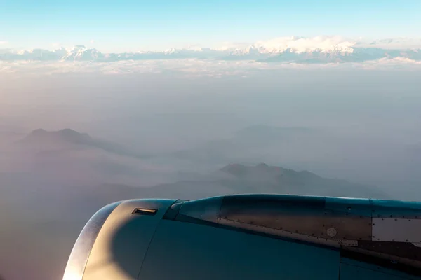 飛行機のポートホールからヒマラヤ山のためのビュー 飛行機は山の上を飛ぶ 旅行のコンセプト — ストック写真