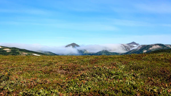 Wolken Boven Bergen Ochtend Kamchatka Peninsula Rusland — Stockfoto