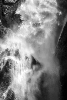 Düşen su, soyut doğa beyaz ve siyah arkaplan. Himalayalarda Şelale