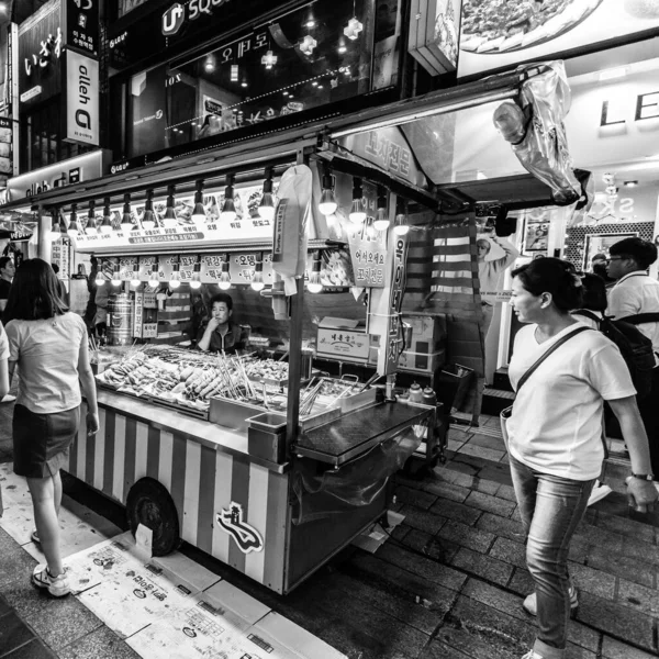 2017年6月14日 水原市のメインストリートにあるファーストフード店でバイヤーを待っている販売店の女性 韓国ではストリートフードが人気です — ストック写真