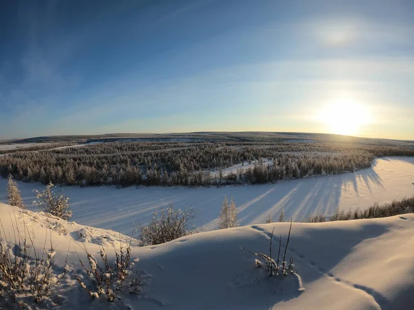 Winterlandschap, besneeuwde rivier Kolyma, Kolyma, Rusland — Stockfoto