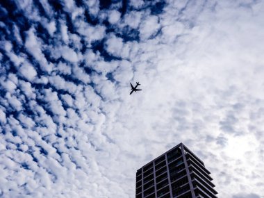 Gökdelenlerin üstünde uçan bir uçak. Tel-Aviv, İsrail