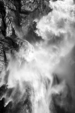 Düşen su, soyut doğa beyaz ve siyah arkaplan. Himalayalarda Şelale