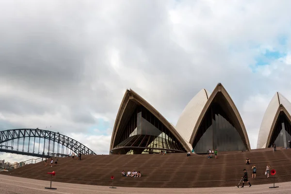 Sydney Ausztrália 2009 Január Sydney Operaház Közelében Ülnek Emberek — Stock Fotó