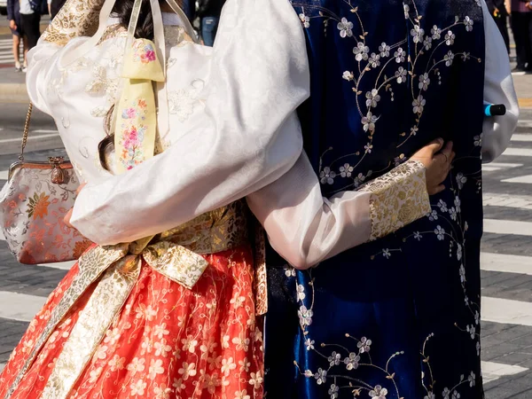 Seoul South Korea June 2017 Νεαρό Ζευγάρι Πολύχρωμα Παραδοσιακά Ρούχα — Φωτογραφία Αρχείου