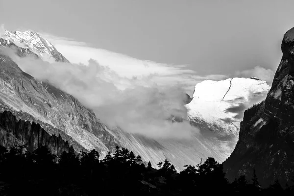 Vista Blanco Negro Las Montañas Brumosas Mañana Himalaya Nepal Área — Foto de Stock