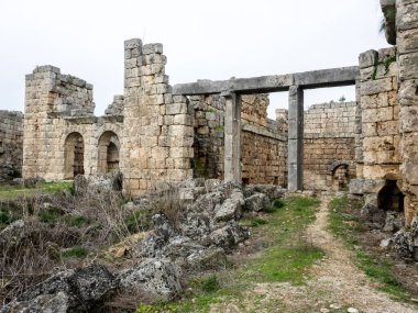 Türkiye 'nin Antalya kenti yakınlarındaki Antik Perge kentinde mermer sütunların kalıntıları