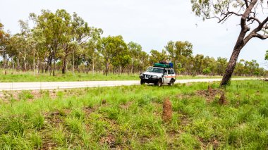 Alice Springs, Avustralya - 27 Aralık 2008: Kırsal yolun kenarlarında duran off-road otomobili, Avustralya, taşra, Kuzey bölgesi