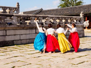 Seul, Güney Kore - 3 Haziran 2017: Renkli geleneksel giyimli genç kadınlar - Hanbok Gyeongbokgung Sarayı 'nı ziyaret ediyor.
