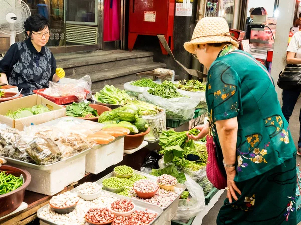 Seoul South Korea June 2017 Elderly Woman Buys Greens Gwangjang — Fotografia de Stock