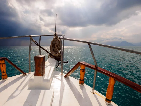 Sunbeams Shines Clouds View Bow Yacht Concept Summer Vacation Sea Rechtenvrije Stockafbeeldingen