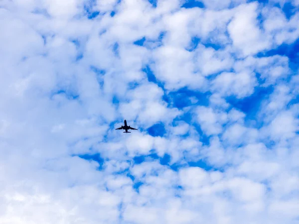 Airplane Flying Blue Sky Clouds Tel Aviv Israel — Fotografia de Stock