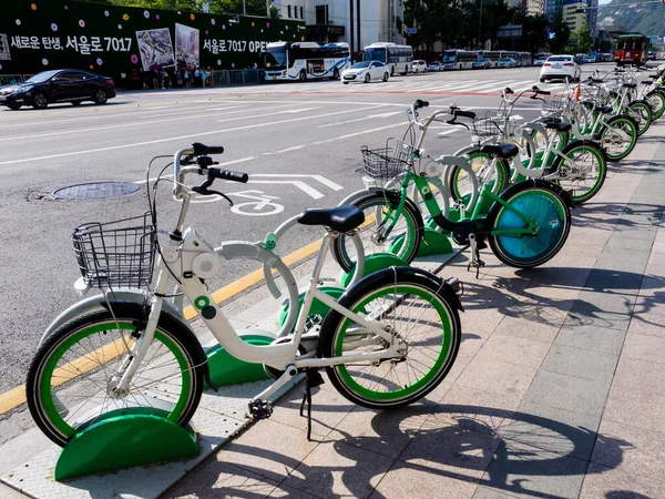 Seoul South Korea June 2017 Bright Green Bicycles Parked Sidewalk — 스톡 사진