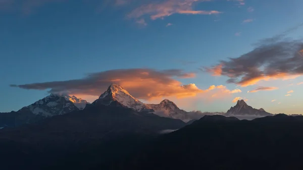 Pasmo górskie Annapurna z Poon Hill o wschodzie słońca, Nepal. — Zdjęcie stockowe