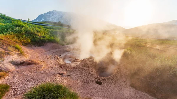 Fumaroles vapeur, sulfurique et actives près de la centrale géothermique de Pauzhetskaya, Kamchatka, Russie — Photo