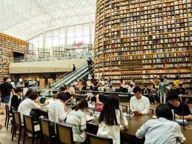 Seul, Güney Kore - 22 Haziran 2017: Starfield COEX Mall 'daki Starfield Kütüphanesinde oturan ve kitap okuyan insanlar.