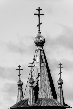 Geleneksel Rus mimarisi. Ortodoks ahşap şapelin kubbesinin yakın görüntüsü. Karelia Cumhuriyeti, Rusya