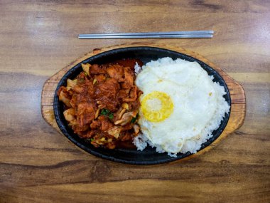 Domuz eti ve yumurtalı kimchi pilavı. Geleneksel Kore yemekleri. Seul, Güney Kore. Üst görünüm