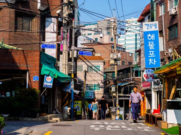 Szöul Dél Korea 2017 Június Emberek Sétálnak Kis Keskeny Utcán — Stock Fotó