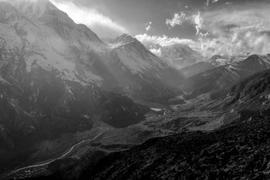 Siyah ve beyaz sisli dağlar. Marsyangdi Dağı nehir vadisi. Himalayalar 'da Sabah, Nepal, Annapurna koruma alanı