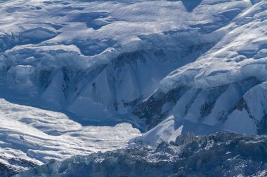 Tilicho Gölü yakınlarındaki buz dağı duvarı Annapurna bölgesi, Nepal