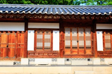 Geleneksel Kore mimarisi, Gyeongbokgung Sarayı 'nda ahşap kapılı taş duvar, Seul, Güney Kore.