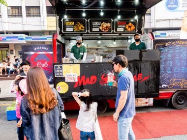 Seul, Güney Kore - 17 Haziran 2017: İnsanlar Seul 'deki Cheonggyecheon deresi yakınlarındaki sokakta fast food büfesinde kuyruğa giriyorlar. Sokak yemekleri Kore 'de çok popülerdir..