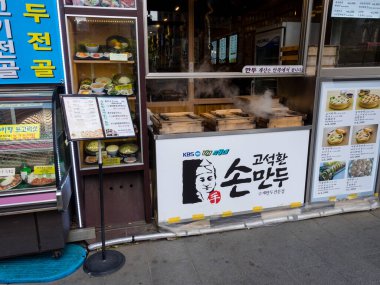 Seul, Güney Kore - 3 Haziran 2017: Kore yemekleri konusunda uzmanlaşmış bir kafe - hamur tatlısı, Seul sokaklarında mandu.