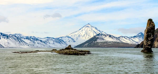 海からの火山Vilyuchinskyの美しい景色 カムチャツカ半島 ロシア — ストック写真