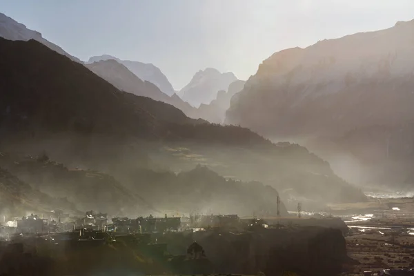 Bön Flaggor Byn Manang Foggy Morgon Nepal Himalaya Annapurna Naturskyddsområde — Stockfoto