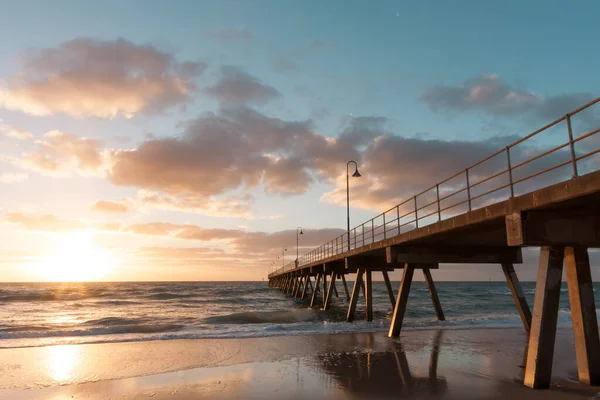 Gün batımında Glenelg Jetty 'nin silueti. Güney Avustralya, Adelaide. Deniz manzarası