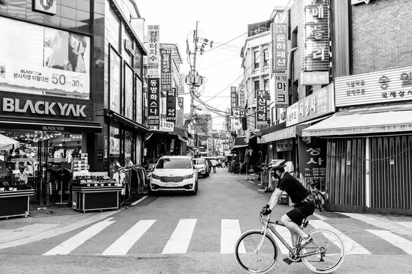 Soul Jižní Korea Května 2017 Cyklista Přechází Ulici Cheonggyecheonského Potoka — Stock fotografie