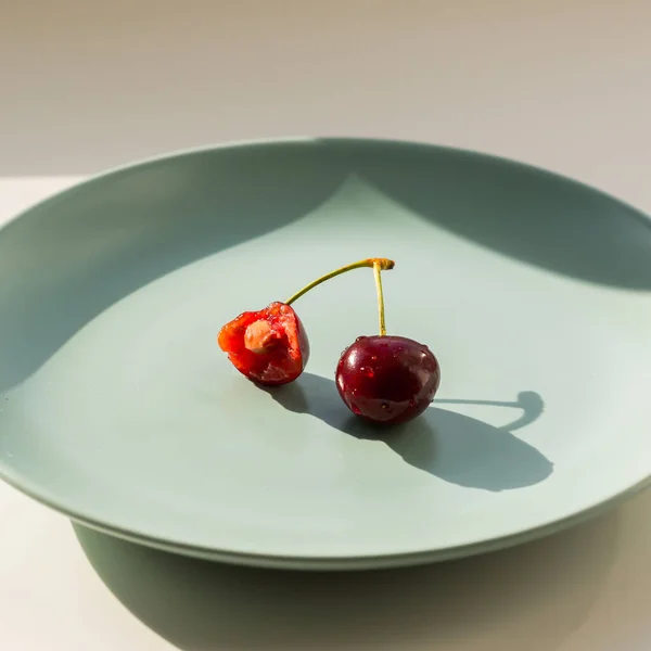 Μια κόκκινη φράουλα στο πράσινο πιάτο. Υγιεινός τρόπος ζωής. — Φωτογραφία Αρχείου
