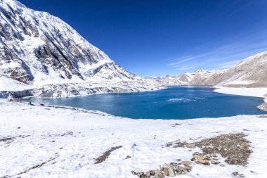 Tilicho Gölü manzarası (Tilicho Tal 4920 metre). Himalayalar, Nepal, Annapurna Pisti.