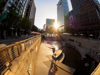Seul, Güney Kore - 3 Haziran 2017: Seul 'de Cheonggyecheon deresi boyunca yürüyen insanlar. Cheonggyecheon deresi Gwanghwamun 'dan Dongdaemun' a 10.84 km uzunluğunda bir akarsudur..