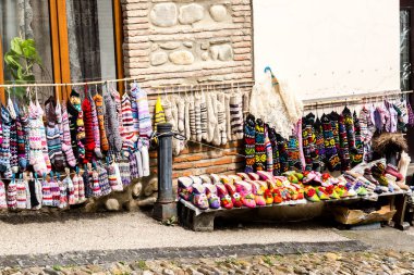 Signagi kasabasındaki sokak marketi, çoraplar, yün terlikler ve sokakta satılan parlak hediyelik eşyalar. Kakheti bölgesi, Gürcistan